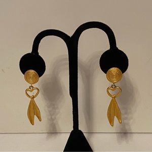 LCI VINTAGE LIZ CLAIBORNE EARRINGS GOLD TONE HEART LEAVES DROP DANGLE PIERCED